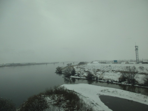 雪の川景色