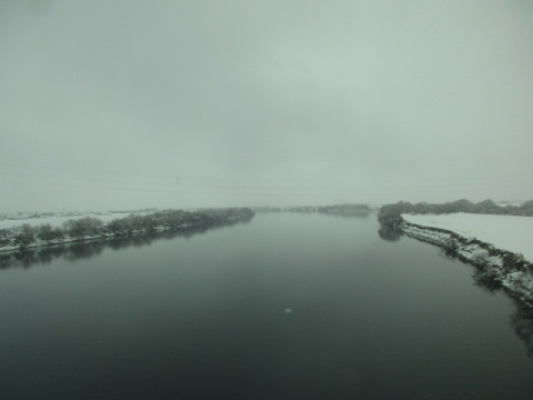 雪の川景色