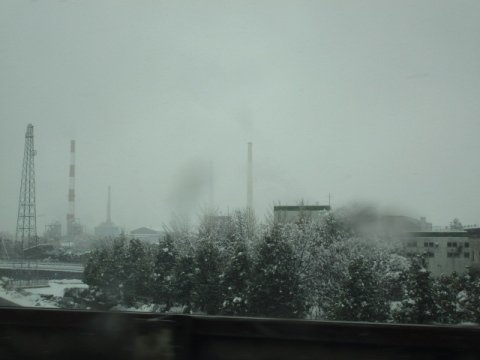 工場や木などの雪景色