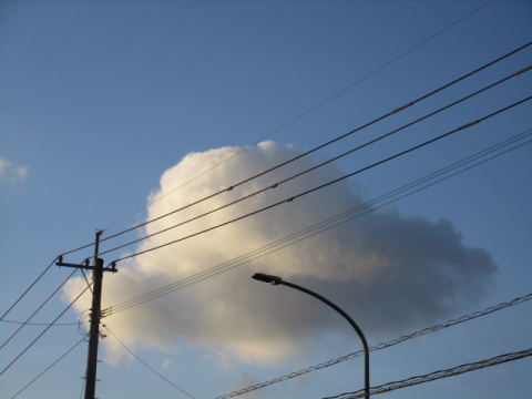 帽子のような雲、電線など