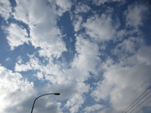 青空と白い雲、街灯