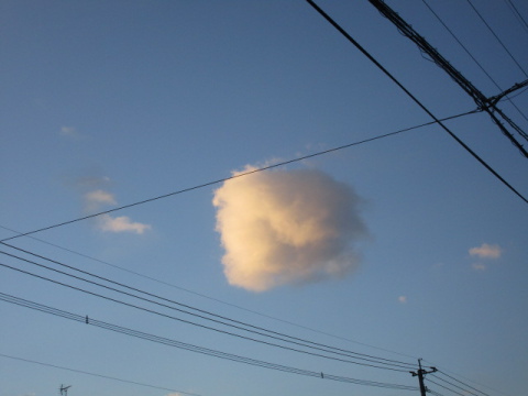 雲、電線など