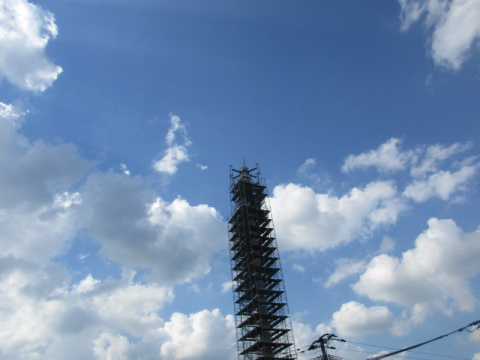 青空と白い雲、工事中の電波塔