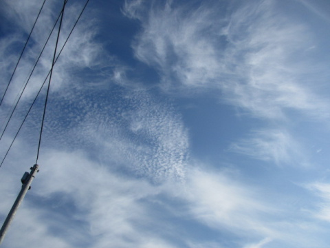青空と白い雲、電線