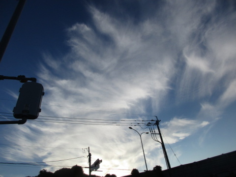 青空と白い雲、電線街灯信号など