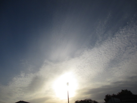 夕方の陽と雲、アンテナなど