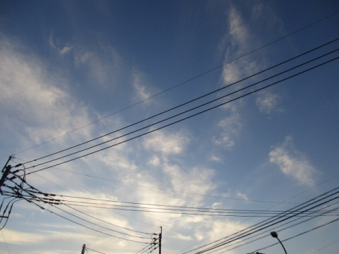 夕暮れの空と雲、電線