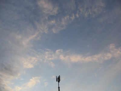 夕暮れの雲、アンテナ