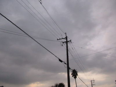 夕暮れの雲と電線電柱