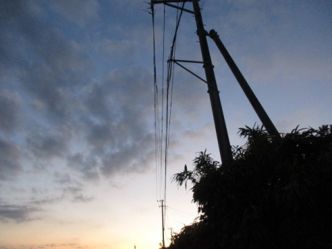 夕暮れ空と電線電柱